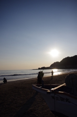 空と浜辺ともうすぐ夕陽