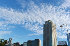 高層マンションと空
