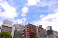 淀屋橋のビル街と大阪の空