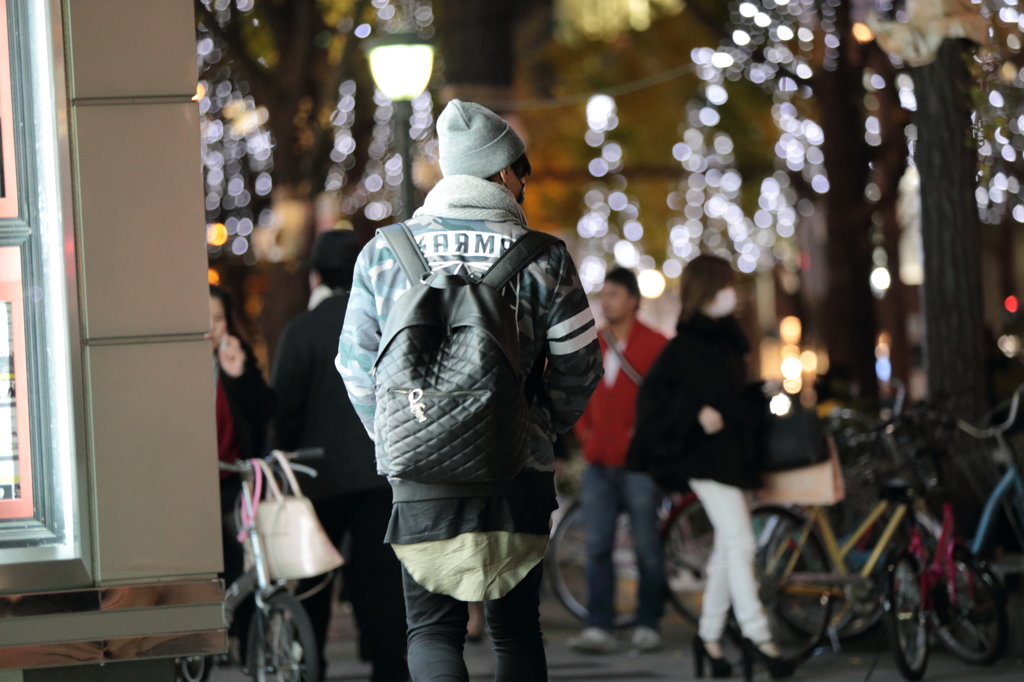 少年は歩く