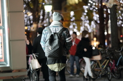 少年は歩く