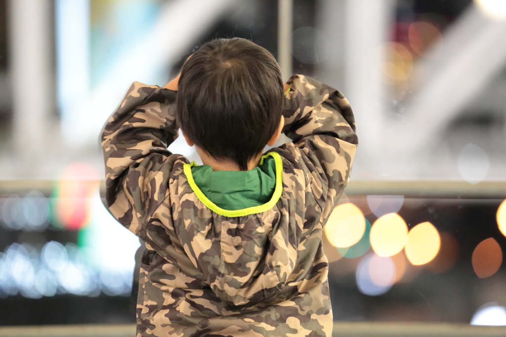 窓の向こう側に見えるモノは何か、少年