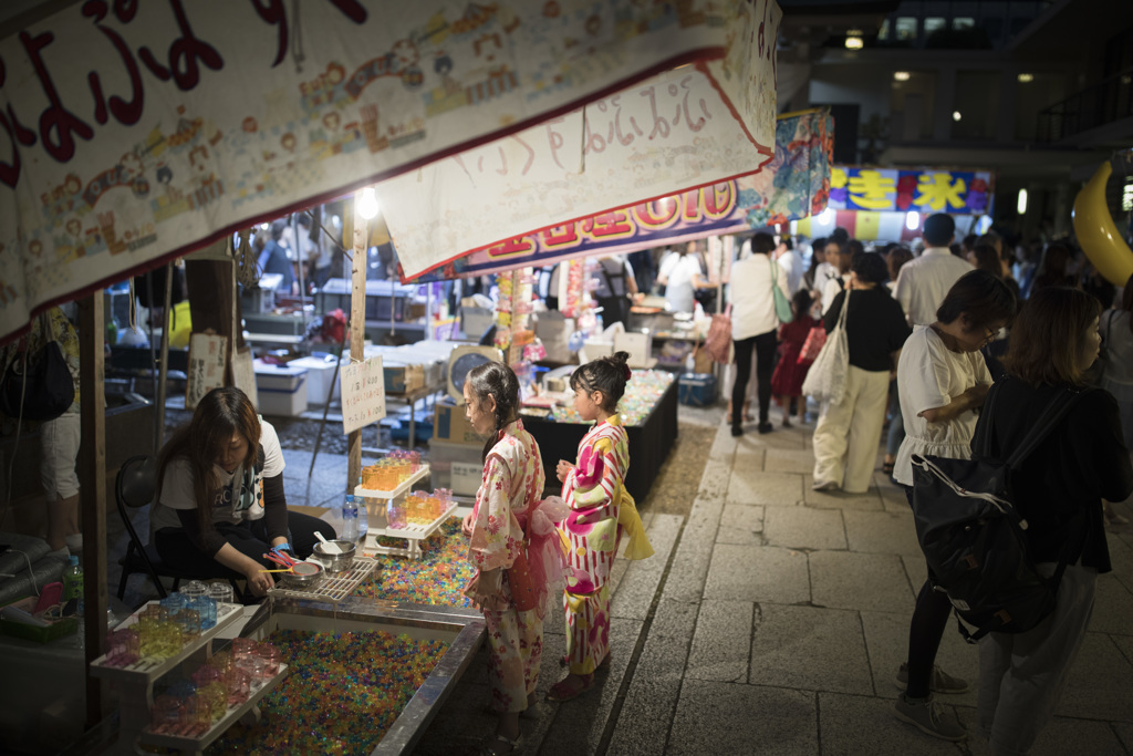 「夏の形、蝉と鈴の音、暑い日差し、夏祭り、どんよりとした夜の気温」