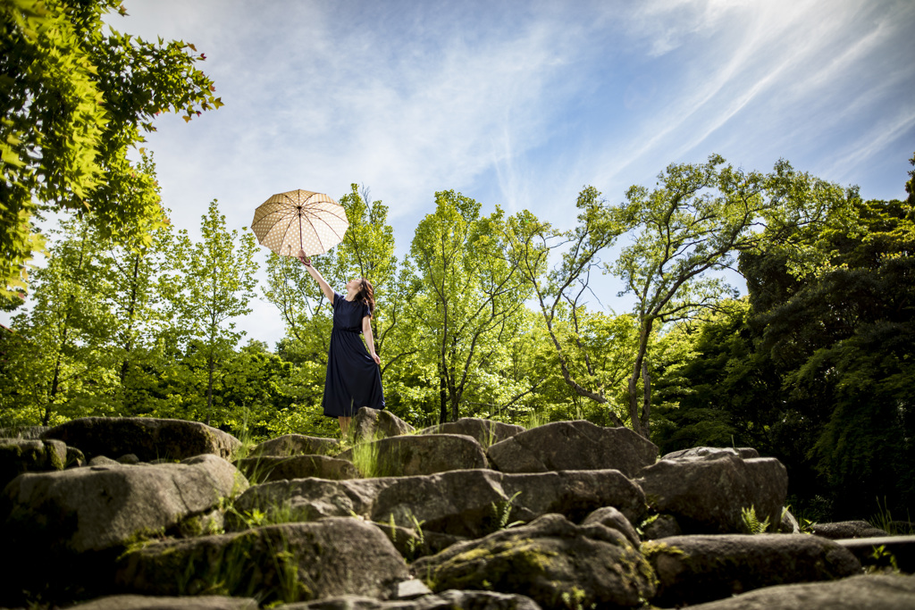 「手を上へ、空へ」