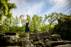 「手を上へ、空へ」