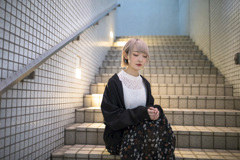 「Snap Photo 2018 no.24 : 白壁スナップの女子」4