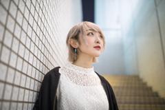 「Snap Photo 2018 no.24 : 白壁スナップの女子」6