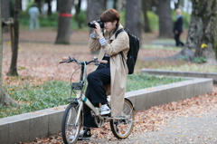 自転車のカメラ女子