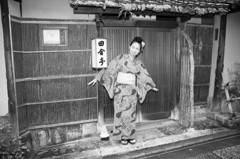 扉の前に立つのは通せんぼと同じこと