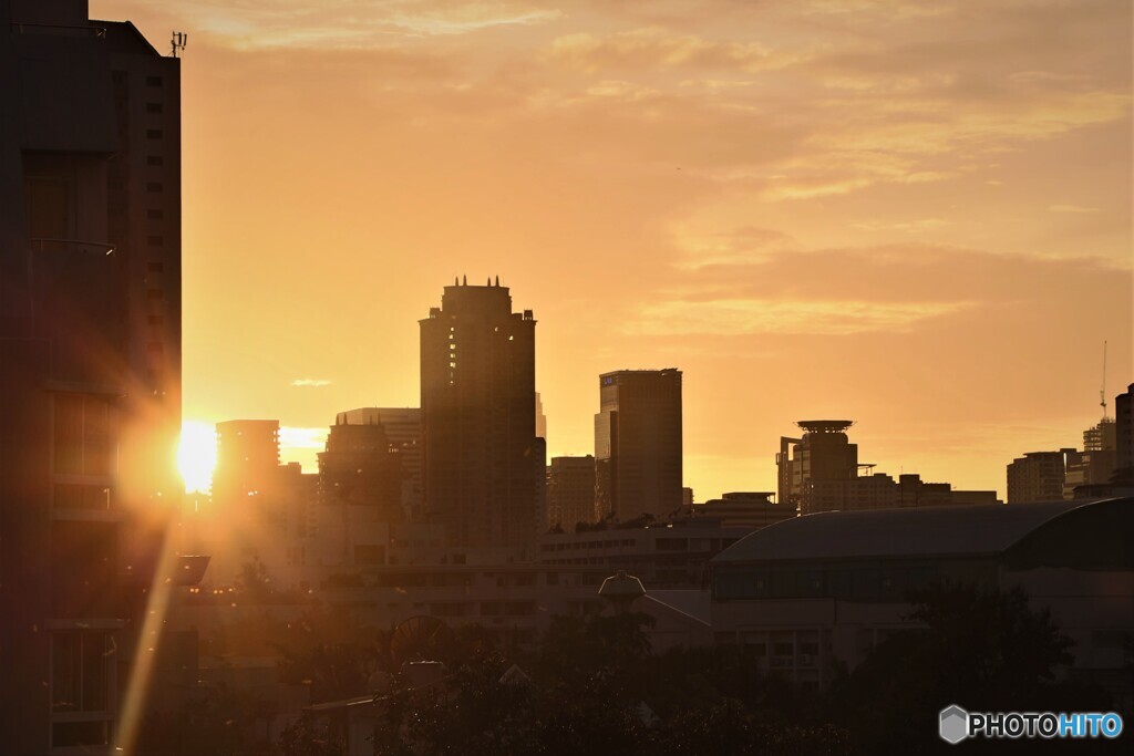 夕陽が挟まる