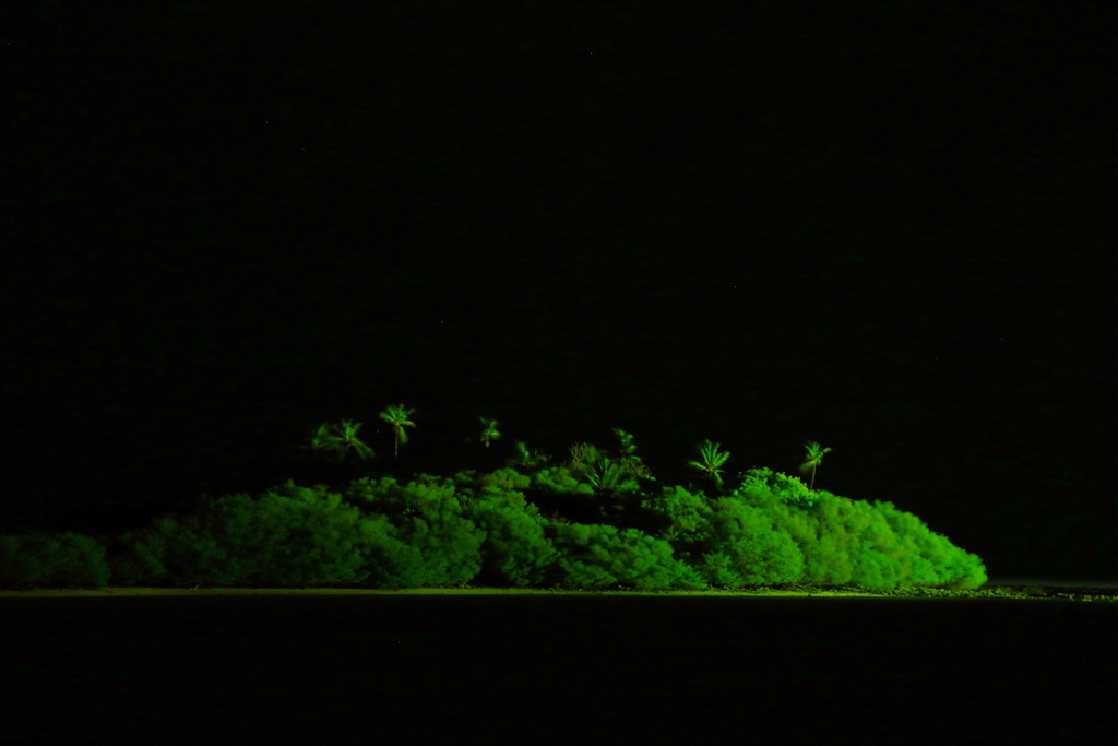 闇夜に浮かぶ無人島