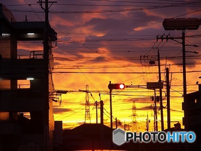 夕暮れと信号（赤）