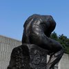 考える人の背中