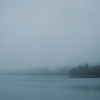 霧立ち込める湖