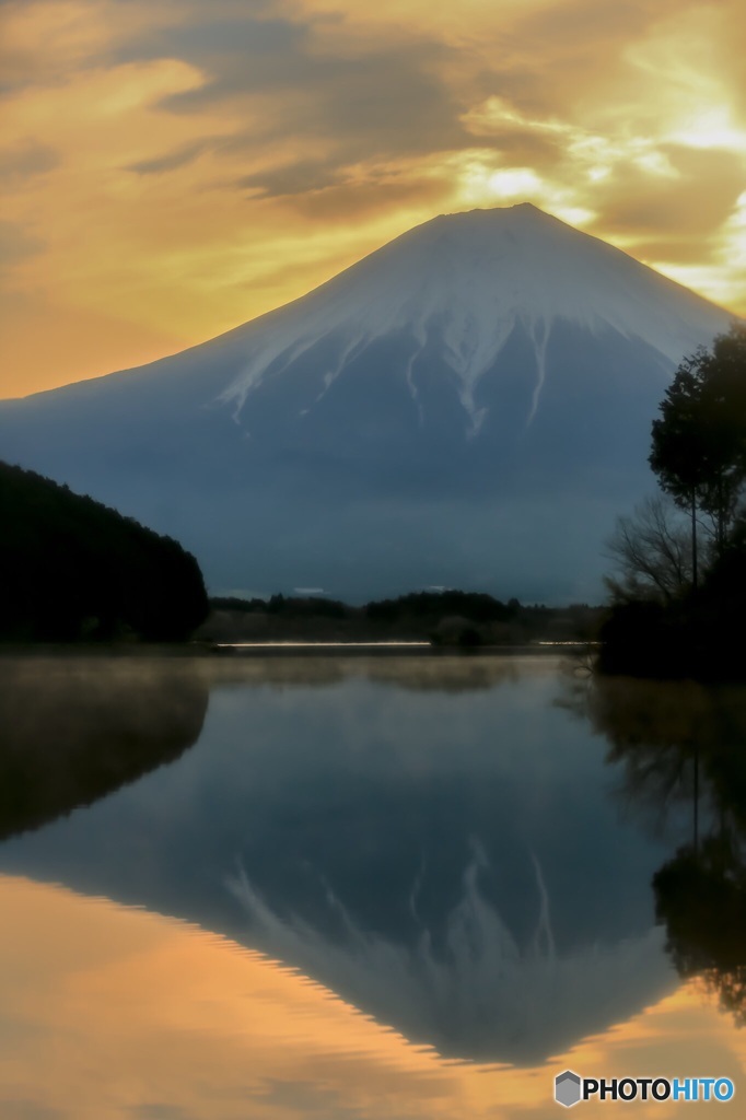朝焼けの中で