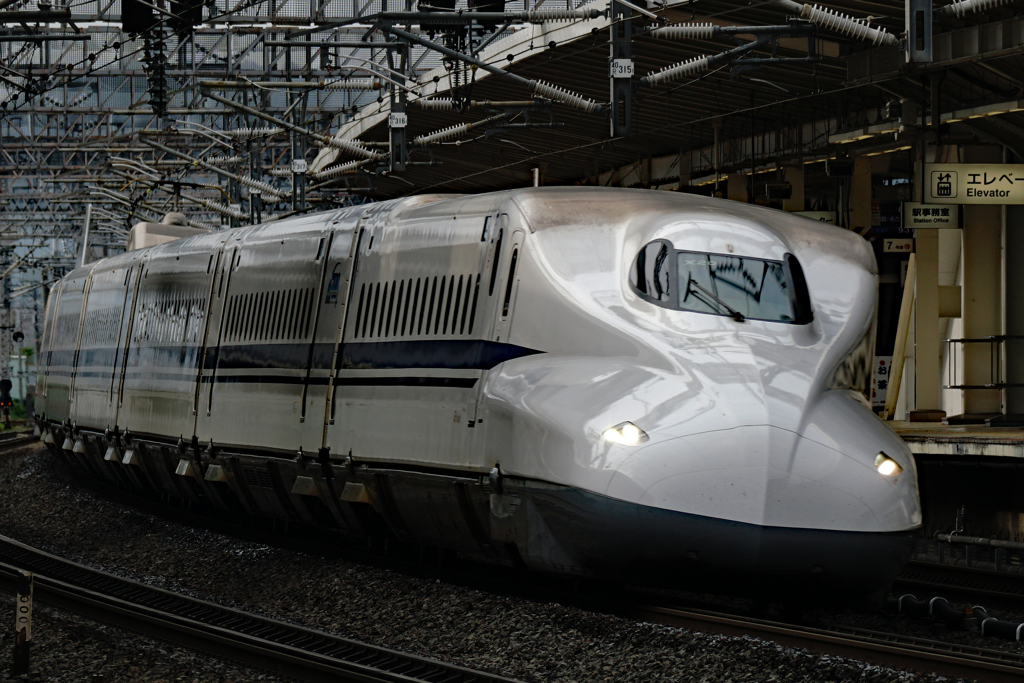 スピード出てます。米原駅