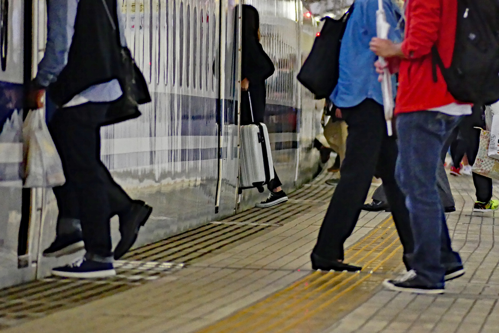 秋の服装。乗る人降りる人