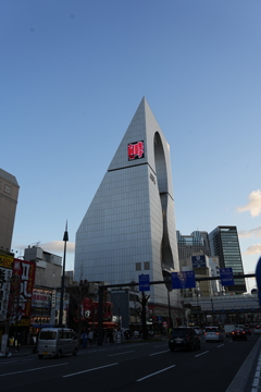三角屋根のビル