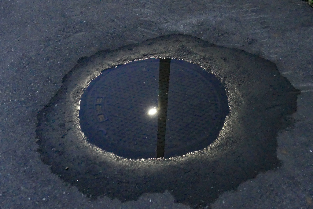 マンホールに溜まる水