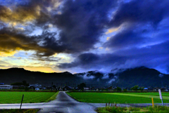 フィルター越しの分厚い梅雨雲。