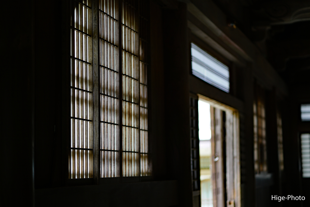 お堂の窓