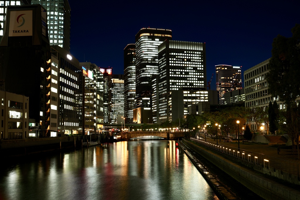 夜のビル街