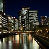 夜のビル街