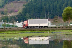 田んぼに水が張られた（トラック）