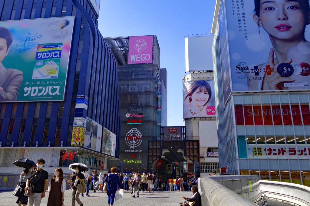 人をのみ込む商店街