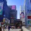 人をのみ込む商店街
