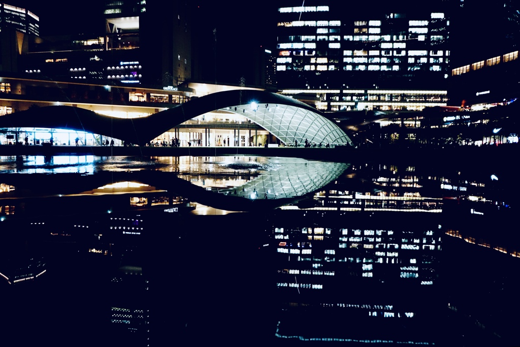 映る