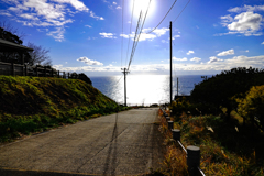 坂の下の海