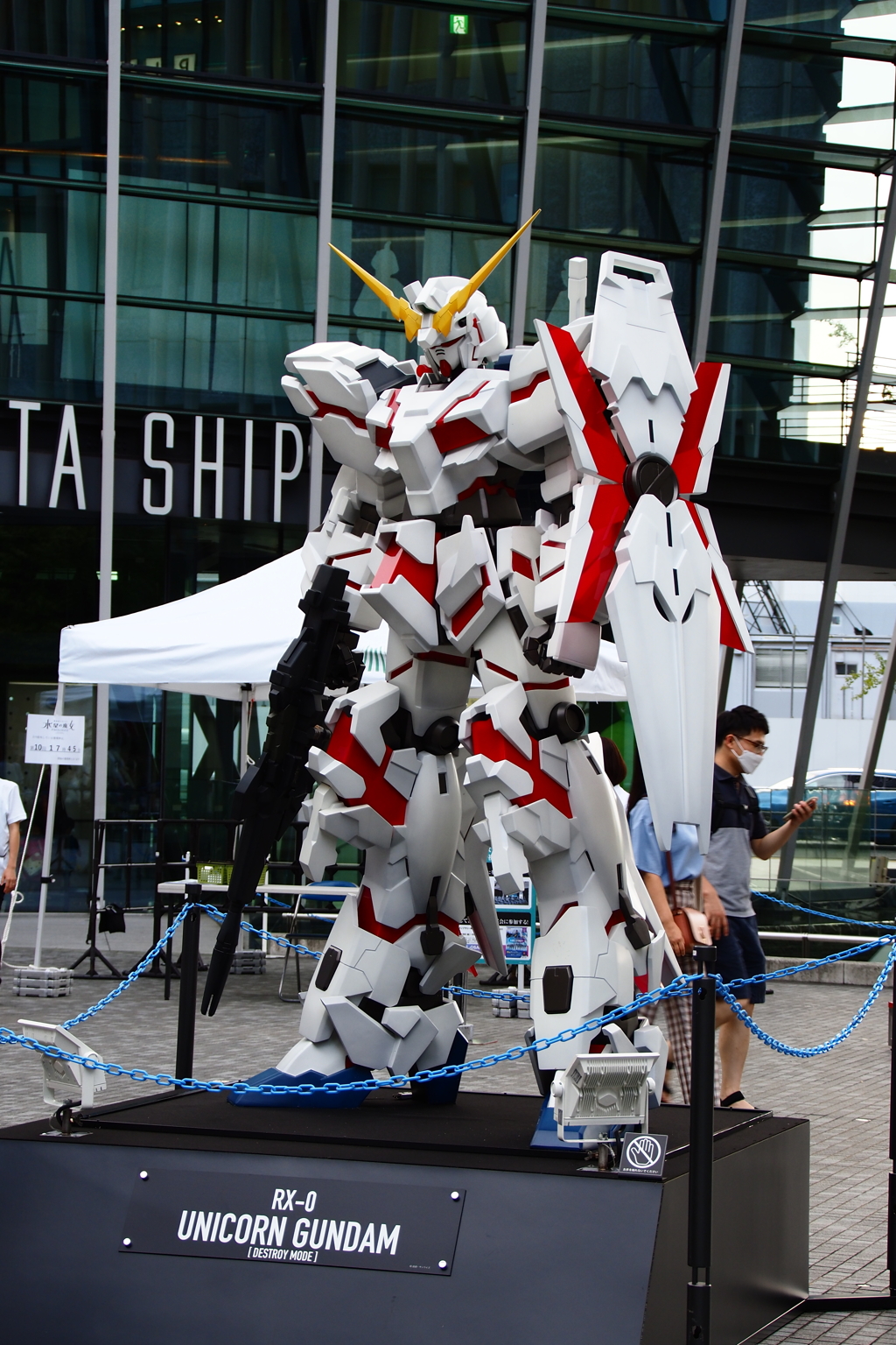駅の広場はガンダムでした