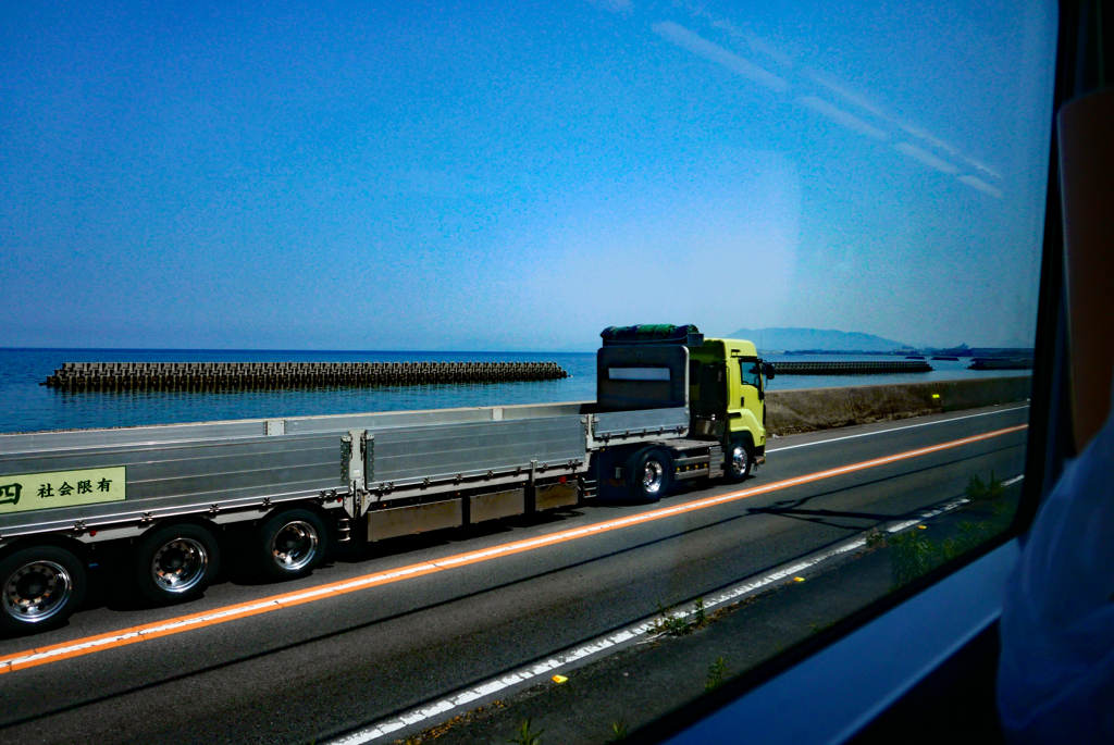 電車と並走。青空のトラック