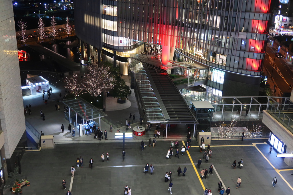 足早の人々・大阪駅