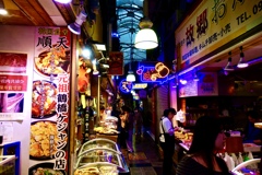 飲食店が並ぶ路地裏