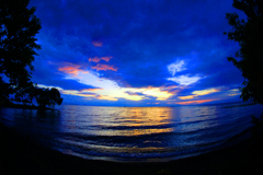 琵琶湖。一瞬の夜明け