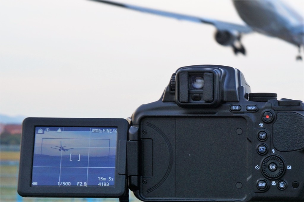 至福の時間。Ｐ900で飛行機撮れるかな？