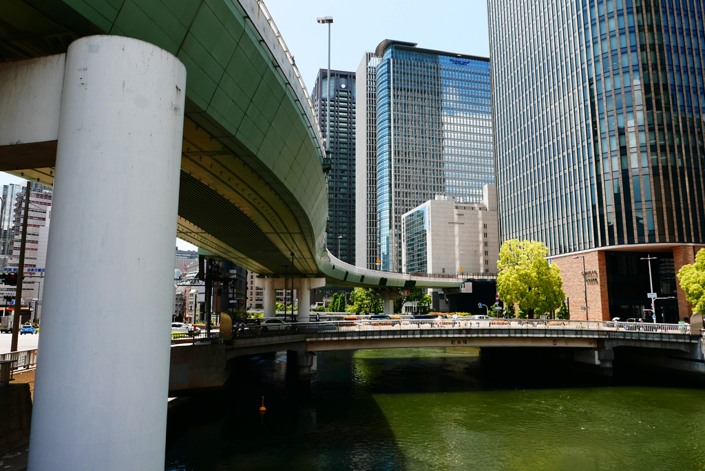 ビルの谷間に伸びる高速 By Higehige Id 写真共有サイト Photohito