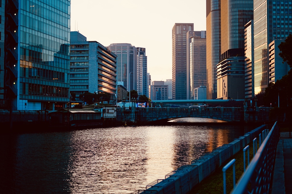 夕暮れのビル街