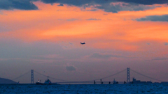 明石海峡大橋と飛行機