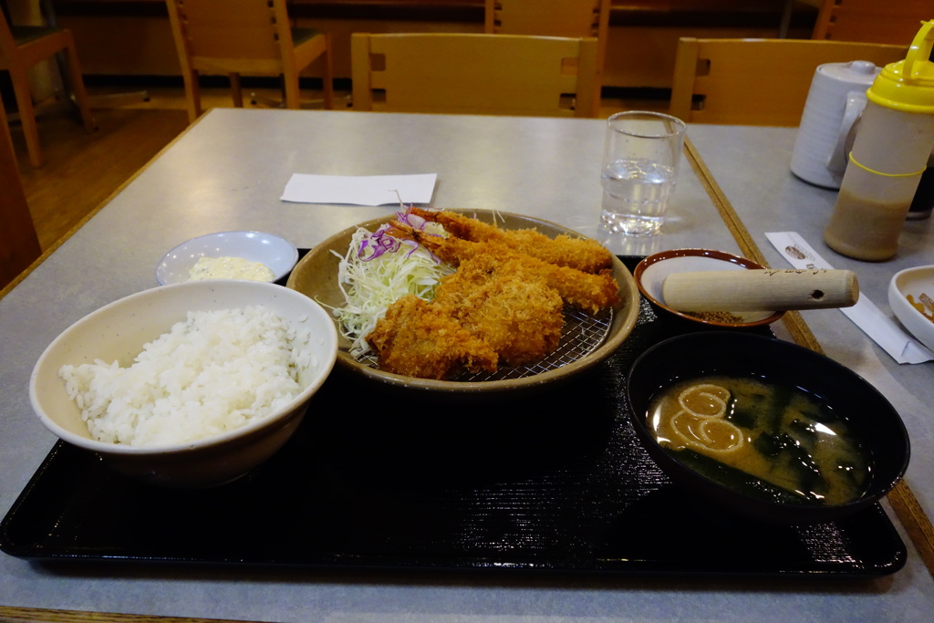何時ものとんかつ屋。おかわり・惣菜・カレー食べ放題
