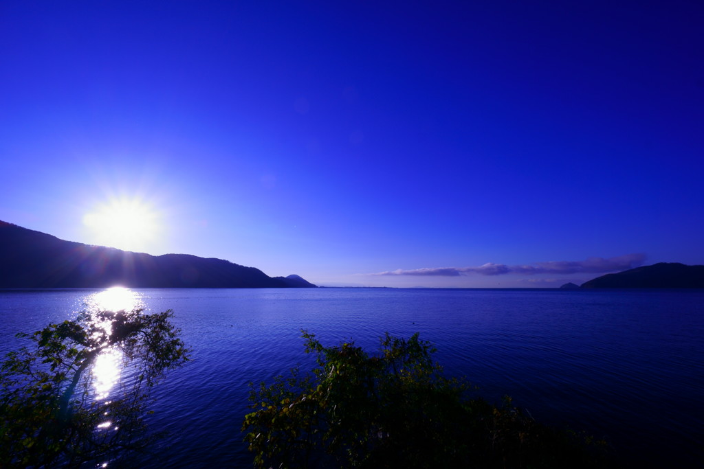奥琵琶湖の朝。青空