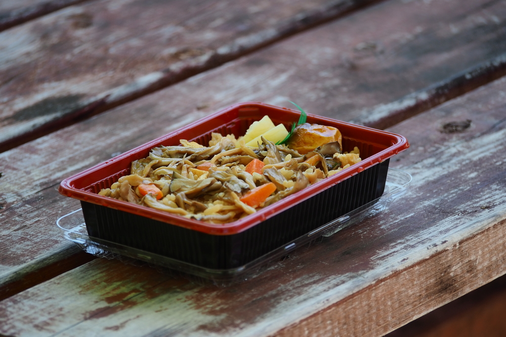 お昼は名物、舞茸の炊き込みご飯。焼き栗とたくあん添え