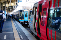 同じホームに上りと下りの電車