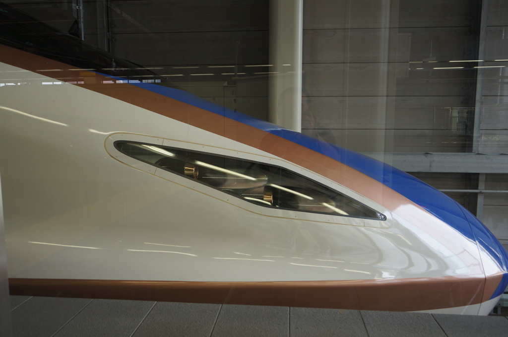 ガラス越しの新幹線