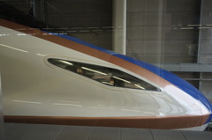 ガラス越しの新幹線