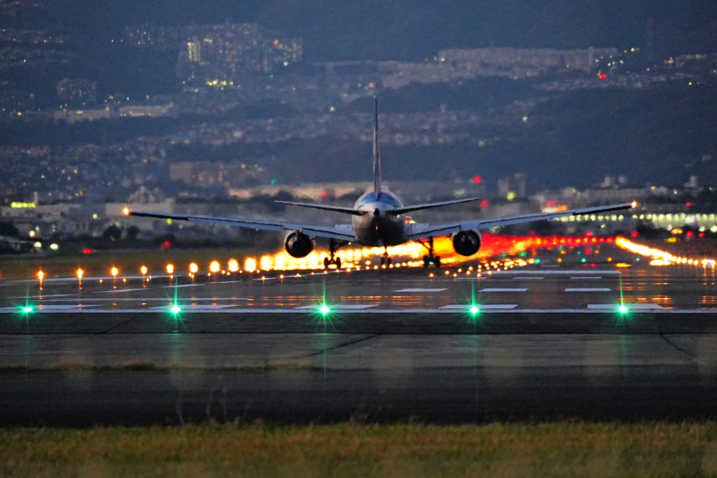 誘導灯に溶け行く機体