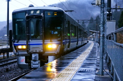 雨の無人駅