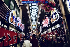 同じ店が向かい合う